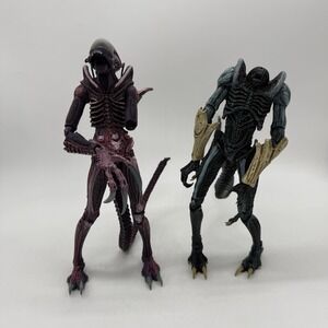 NECA Alien vs. Predator Chrysalis Alien & Razor Claws Action Figures Damaged Toy